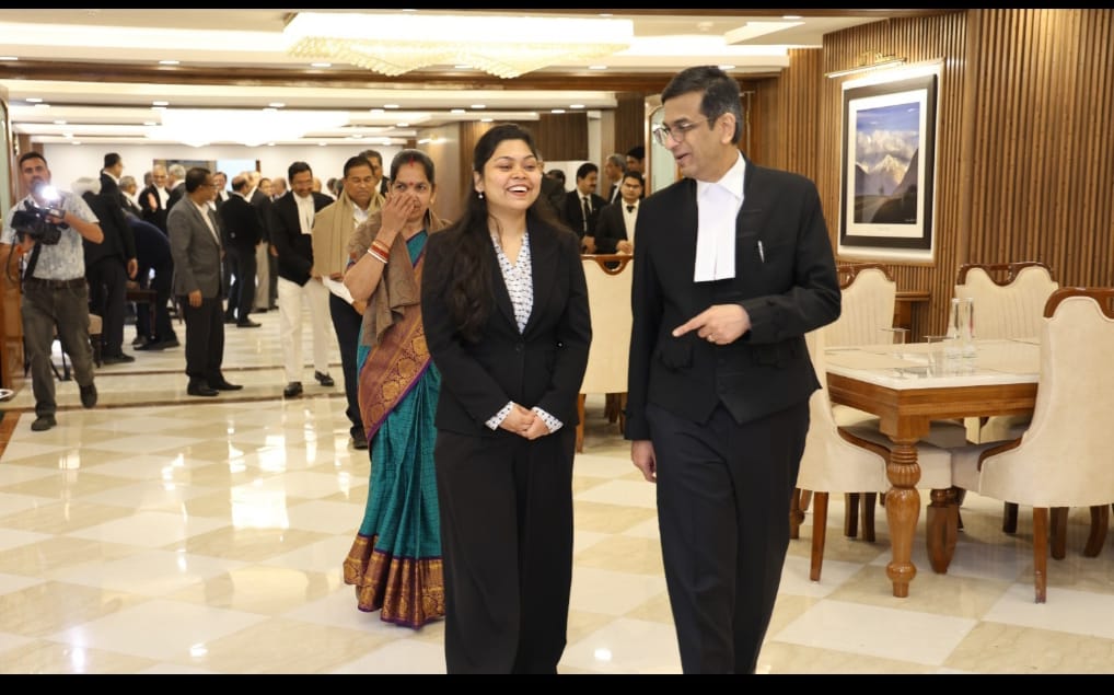 भारताचे सरन्यायाधीश डॉ.चंद्रचुड यांनी एका बालिकेचा केलेला सन्मान भारतासाठीच नव्हे तर जगासाठी आदर्श