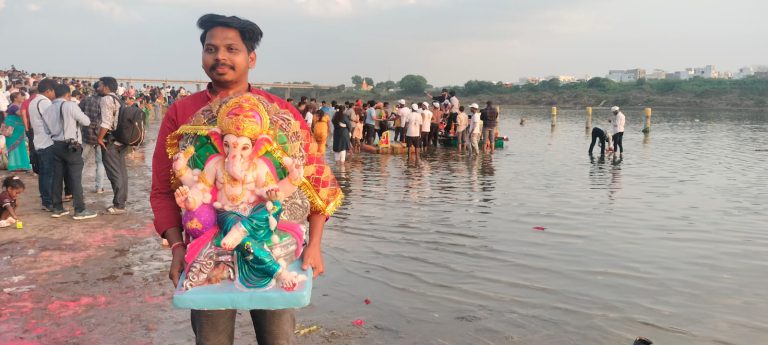 गणपती बापा मोरया पुढच्या वर्षी लवकर या च्या गजरात श्रीगणेश विसर्जन