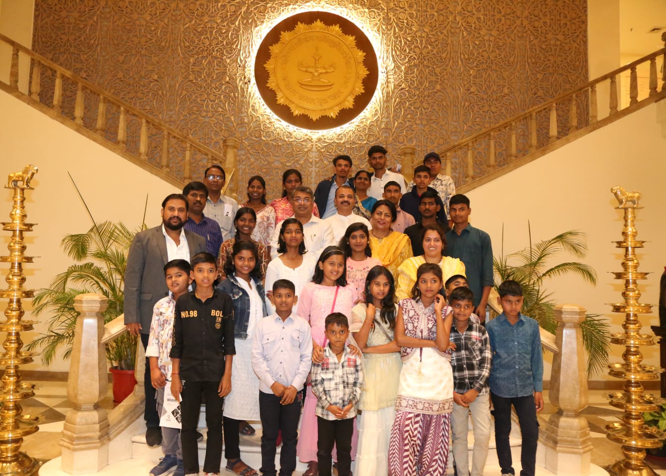 मायेची ऊब हरवलेल्या चिमुकल्यांना  दिल्लीच्या सहलीची अनोखी भेट !