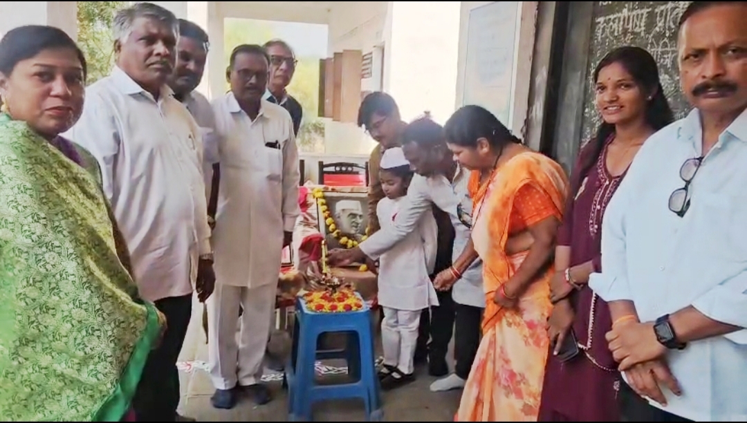 पं. जवाहरलाल नेहरू यांना बालकवितांनी अभिवादन