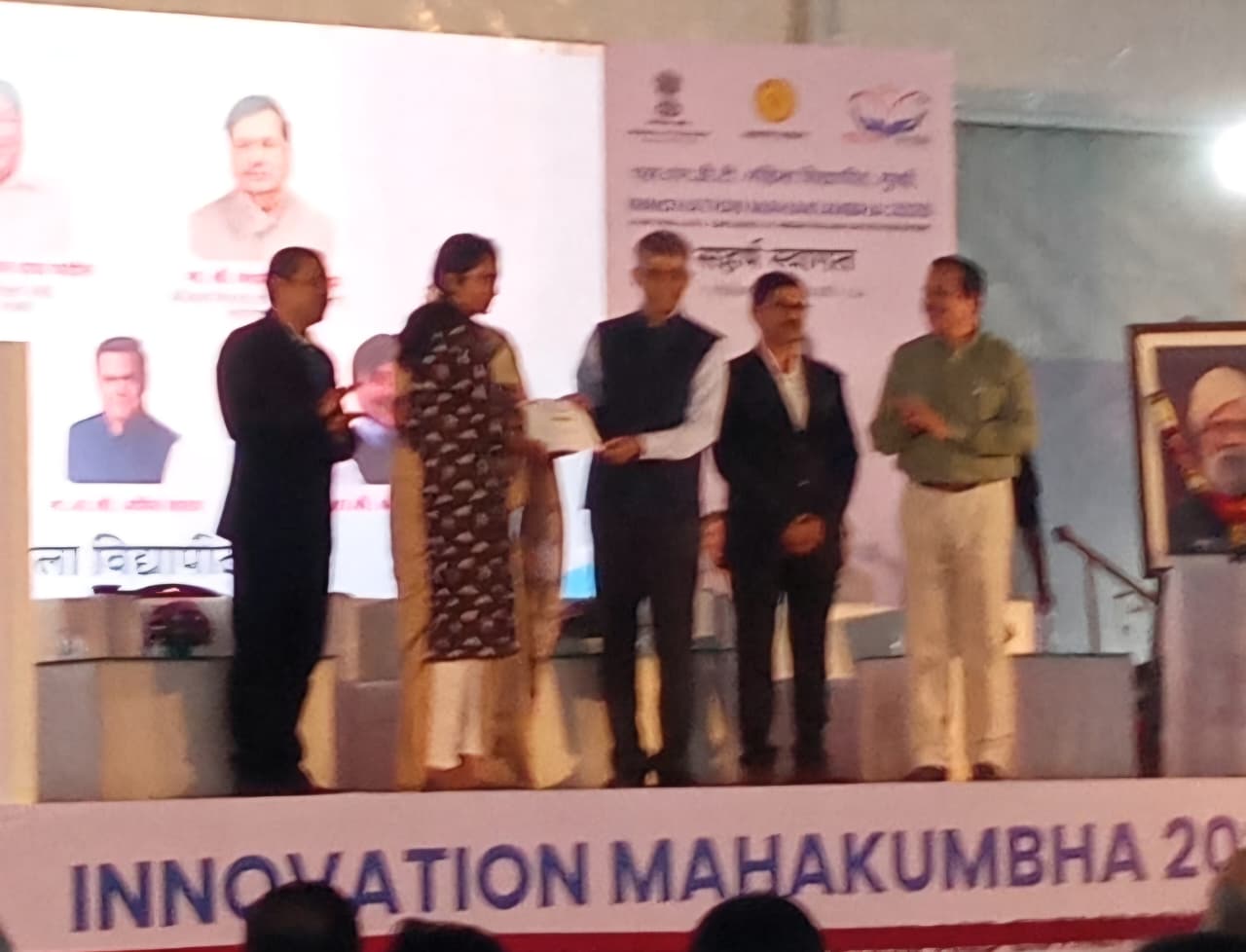 स्वारातीम विद्यापीठाच्या विद्यार्थिनीला राष्ट्रीय स्तरावरील ‘महाकुंभ इनोव्हेशन समिट’मध्ये पारितोषिक