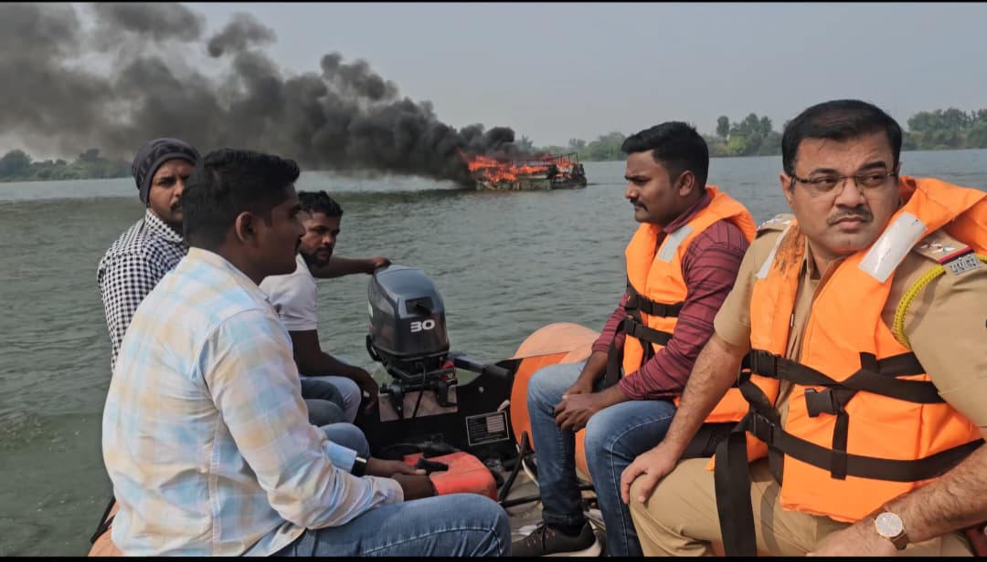   छुपे तराफे, इंजिन, वाळू सर्व जप्त; पोलिसांचा अवैध उपसा टोळीवर सर्जिकल स्ट्राईक; 37   लक्ष  22   हजारांचा मुद्देमाल जप्त 