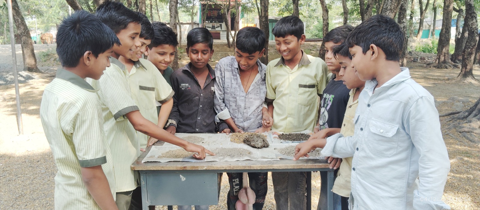 चिमुकल्यांनी जाणून घेतले मातीचे महत्व ; जवळा देशमुख येथे मृदेसंबंधी जागरुकता निर्मितीचा प्रयत्न 