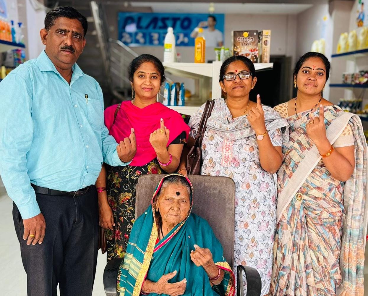 वय १०६ वर्षीय आजीने केले उमरी नगर परिषद करिता केले मतदान