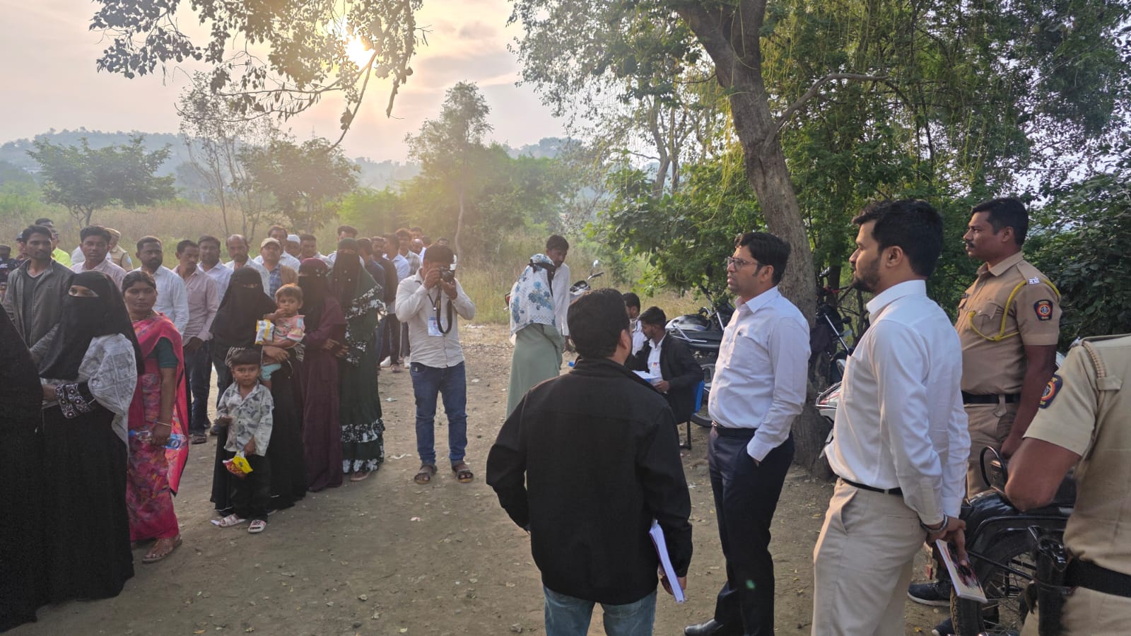 जिल्हाधिकाऱ्यांनी विविध मतदान केंद्रांना दिल्या भेटी