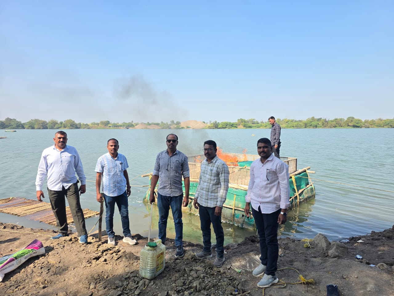 पिंपळगाव निमजी येथे गोदावरी नदीत अवैध वाळू उपसा; दोन बोटी व तराफे स्फोट घडवून नष्ट  