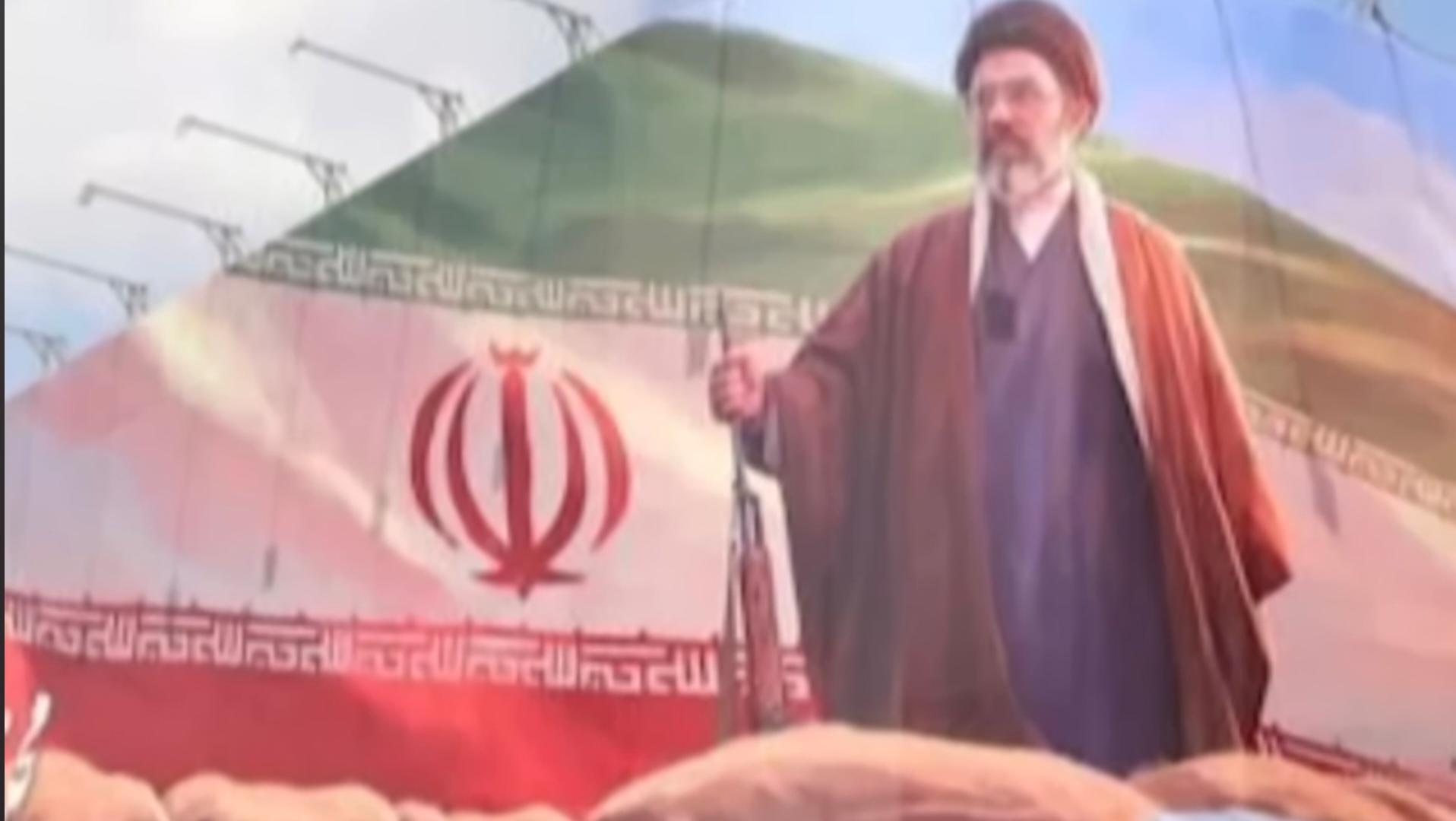 इराणने जरी केली मोजताबा अली खामेनाईची बंदुकीसह फोटो  