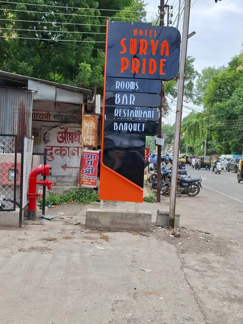 आंधळी महानगरपालिका : २०० फुटांचा फूटपाथ गायब, तरीही महानगरपालिका निद्रिस्त; कायदा फक्त गरिबांसाठीच?