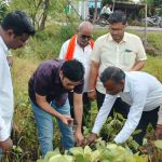 सोनखेड शिवारात जिल्हाधिकारी राहुल कर्डिले यांच्याकडून पिकांच्या नुकसानीची पाहणी