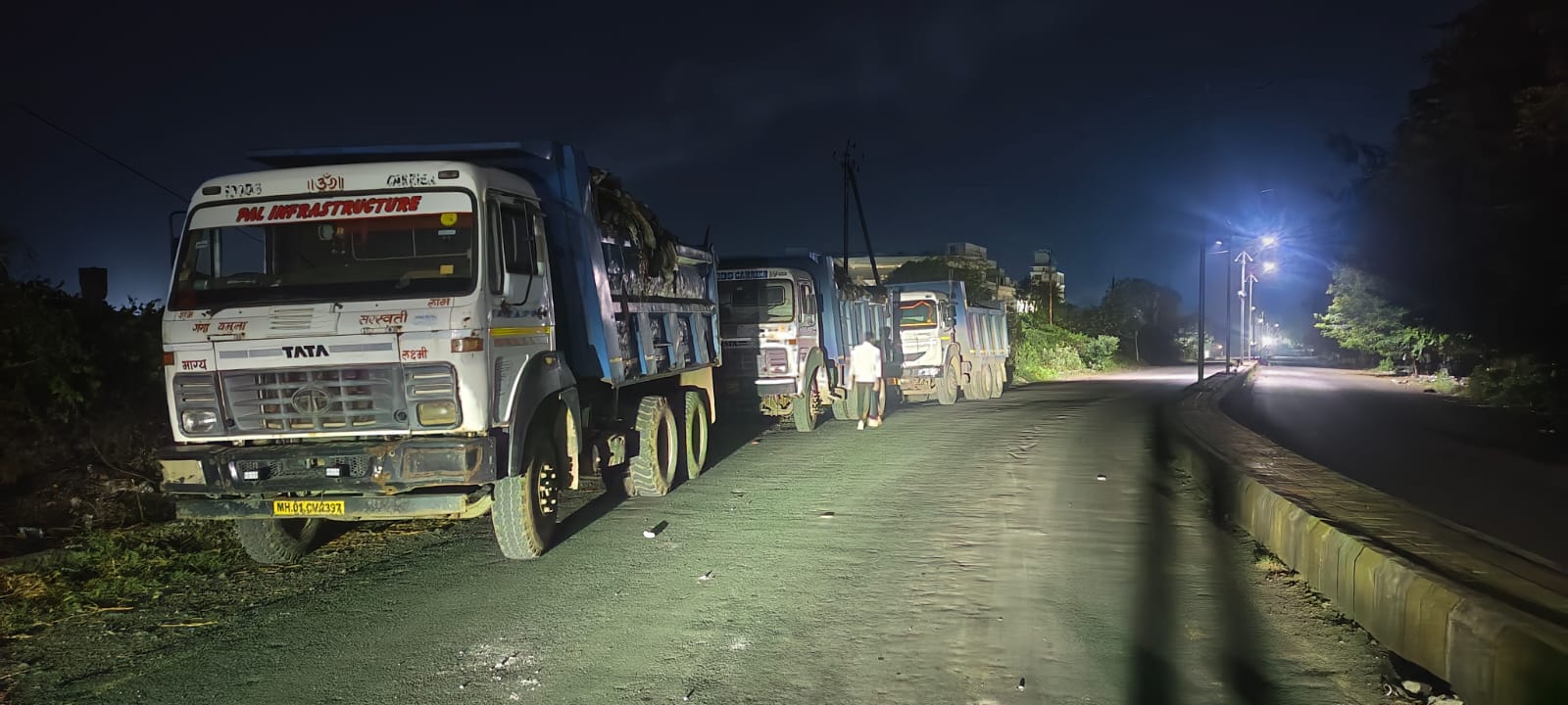 कॅमेऱ्यासमोर झाडू अन् रात्री उघड्यावर कचरा; नांदेड पोलिसांच्या कारवाईने उघड झाली स्वच्छतेची ‘दुर्गंधी’!