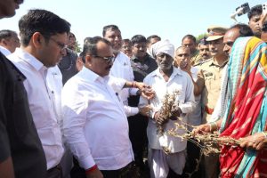 दुष्काळाच्या संकटात शासन शेतकऱ्यांच्या पाठीशी खंबीरपणे उभे-पालकमंत्री अतुल सावे