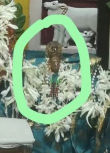 दर्शनाचा बहाणा, फुलांचा हार आणि अखेर देवाची मूर्ती लंपास!