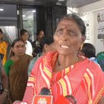 सक्तीच्या वसुलीविरोधात आष्टीतील महिलांची जिल्हाधिकाऱ्यांकडे धाव