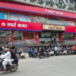 नांदेड मनपाची अद्भूत कामगिरी; गरीब फेरीवाल्याचा स्टूल दिसतो, पण स्मार्ट बाजाराने गायब केलेला पादचारी रस्ता शोधायला चष्मा हवा!