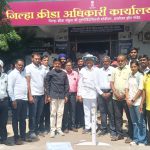 १४ व १७ वर्षांखालील खेळाडूंचे ५% क्रीडा आरक्षण कायम ठेवा!;शासन निर्णयाच्या निषेधार्थ जीआरच्या प्रतीची होळी; जिल्हा क्रीडा अधिकाऱ्यांना निवेदन