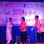 नाना पाटेकर मंचावर विडंबन अभिनयातून ज्वलंत सामाजिक प्रश्नांवर घणाघाती प्रहार; कलाकारांच्या सादरीकरणाने प्रेक्षक सुन्न