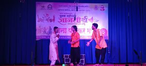 नाना पाटेकर मंचावर विडंबन अभिनयातून ज्वलंत सामाजिक प्रश्नांवर घणाघाती प्रहार; कलाकारांच्या सादरीकरणाने प्रेक्षक सुन्न